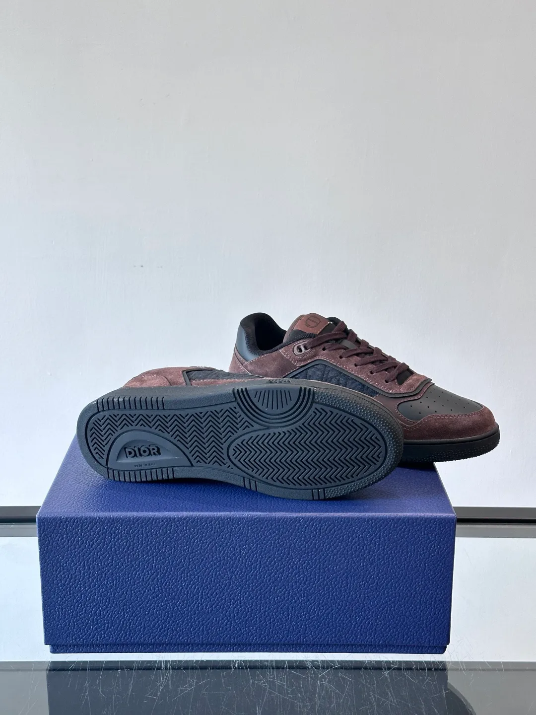 Men's shoes 💰p400 "DIO＊" low-top B27 casual sports shoes, this B27 low-top B27 Dio*'s classic item comes from the DIOR.TEARS joint series. Carefully crafted from first-grain cowhide, it is decorated with laser-drawn Oblique prints and is layered with cotton styling details to display the 💰peace Sign pattern from the Dio*Tears collaboration series. It is paired with white Oblique Galaxy print-effect leather panels to enhance the style. The two-tone rubber sole, tongue and backside feature the Dior Tears logo, CD Icon eyelets and rich classic details. Elevate any outfit and pair with other Dior Tears pieces for matching looks. Size: 38-44 Male 38-44 (45 46 customized)